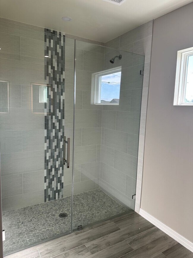 Building Photo - Beautiful 4/2 Newer Construction- Available Now