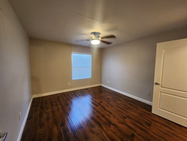 Building Photo - The Perfect One Bedroom, One Bath Condo
