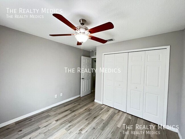 Building Photo - 1902 Laredo Dr