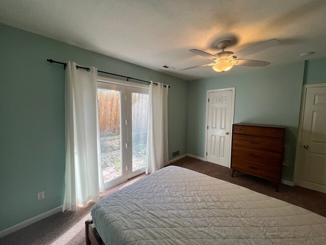 Building Photo - Beautiful Townhome in Private cul-de-sac i...