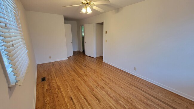 Building Photo - 517 des