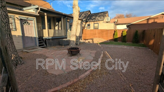 Building Photo - 512-512 1/2 W 10th St