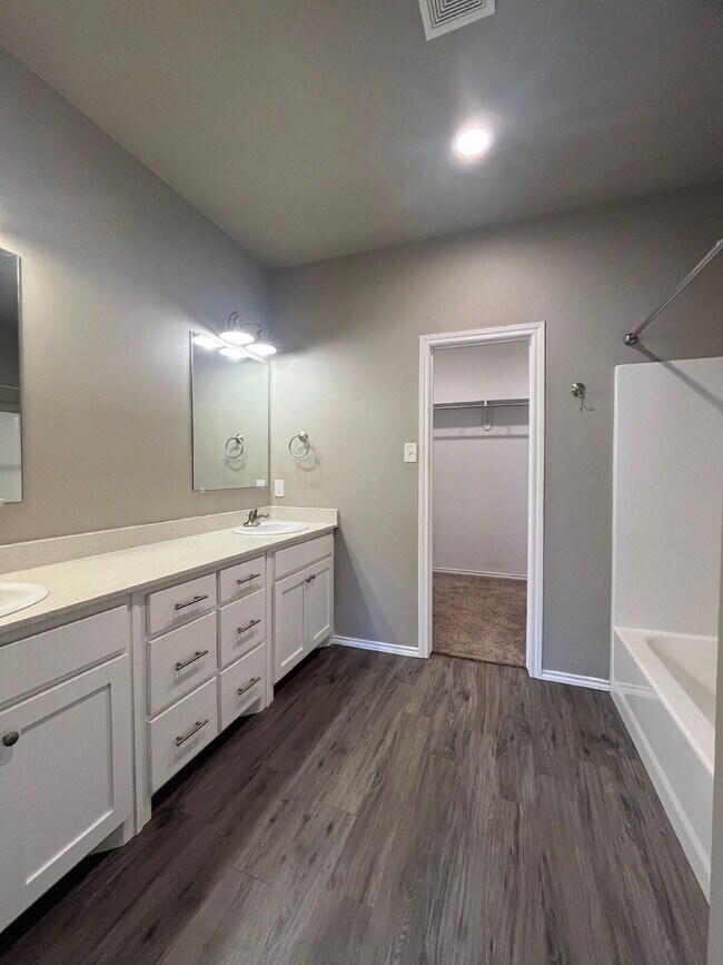 Building Photo - Spacious Duplex-3/2/2 Near Preston Manor!