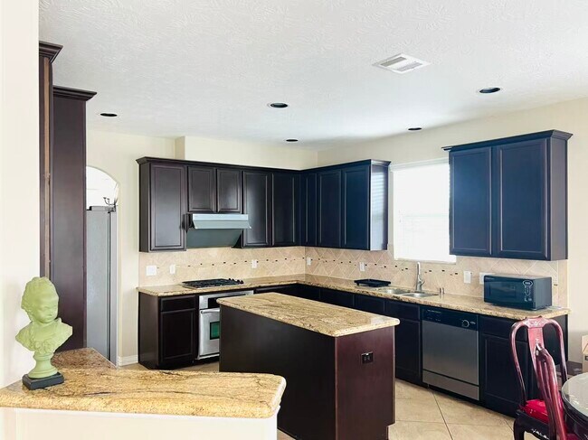 Building Photo - 14303 Tasmania Ct