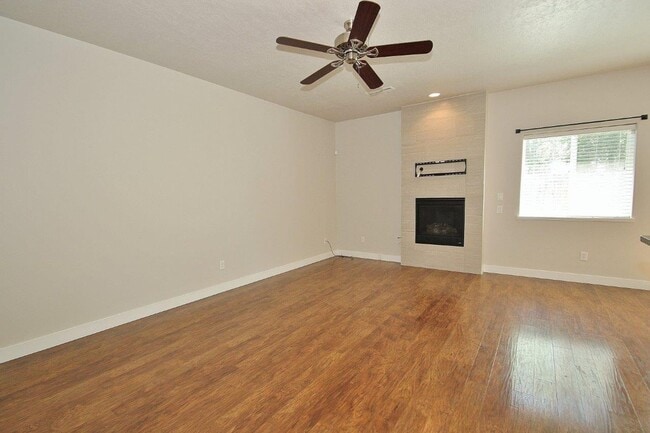 Building Photo - Immaculate Townhouse in Quiet Community