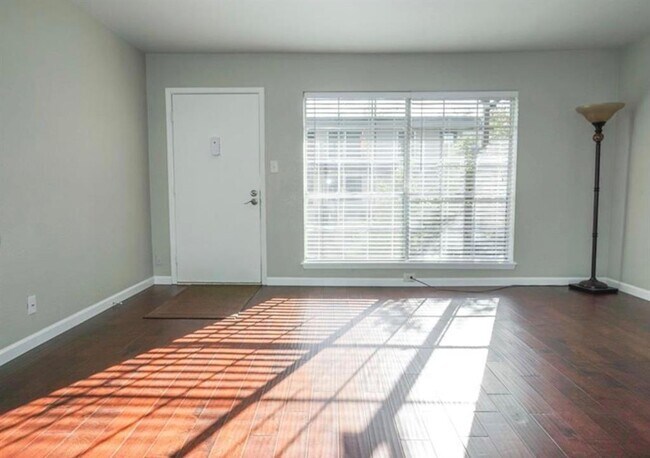 Building Photo - 2425 Ashdale Dr