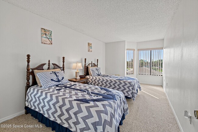 Building Photo - 6770 Ridgewood Ave