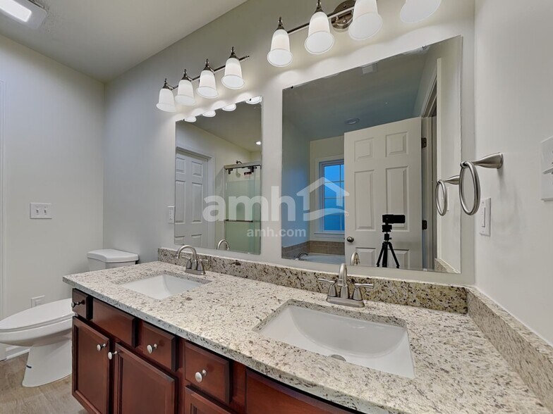 Building Photo - 1801 Point Wood Dr