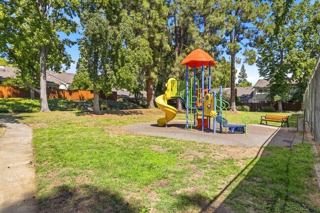Building Photo - Northpoint Townhome