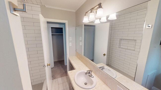 Building Photo - 218 E 33rd Pl