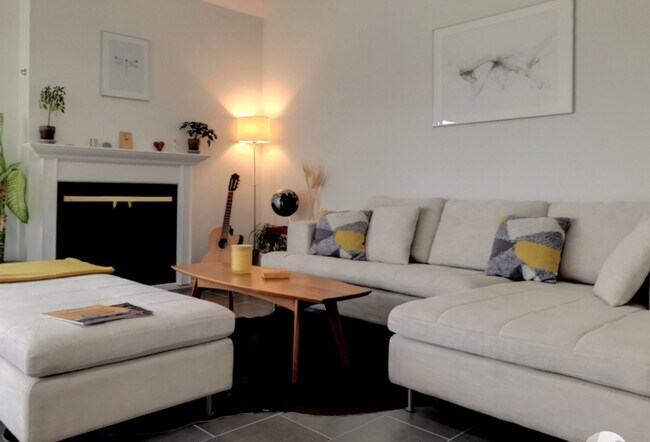 Building Photo - Rare 3 bed 2 bath Townhome available now.