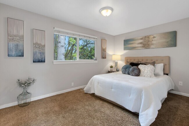 Building Photo - Wonderful 4 Bedroom, 3 Bath Home in Federal Way with Double Balconies and Family Room!
