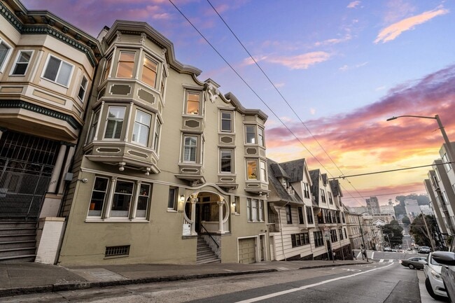 Building Photo - Gorgeous 4BR/2.5BA Nob Hill Home with Shar...
