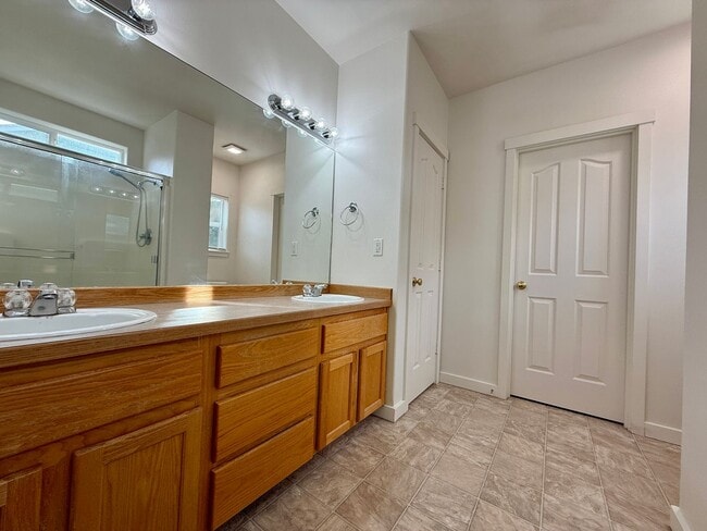 Building Photo - SCHEDULE A TOUR TO VIEW THIS VERY SPACIOUS HOME IN REDMOND!!