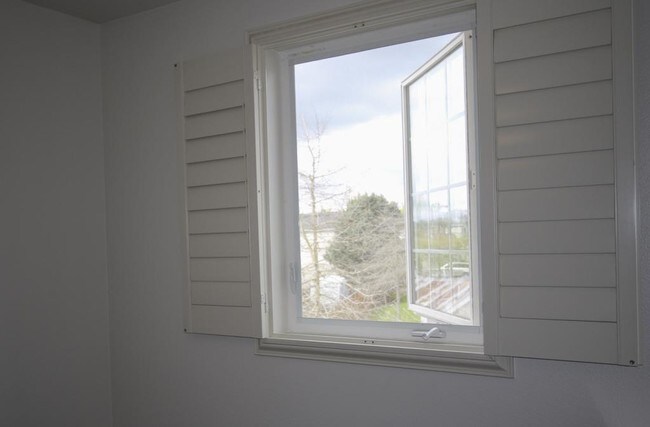 Building Photo - 16075 SW Whistling Swan Ln