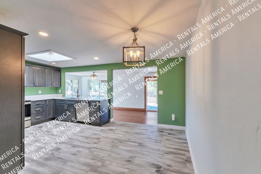 Building Photo - 330 E Mountain Vista Dr