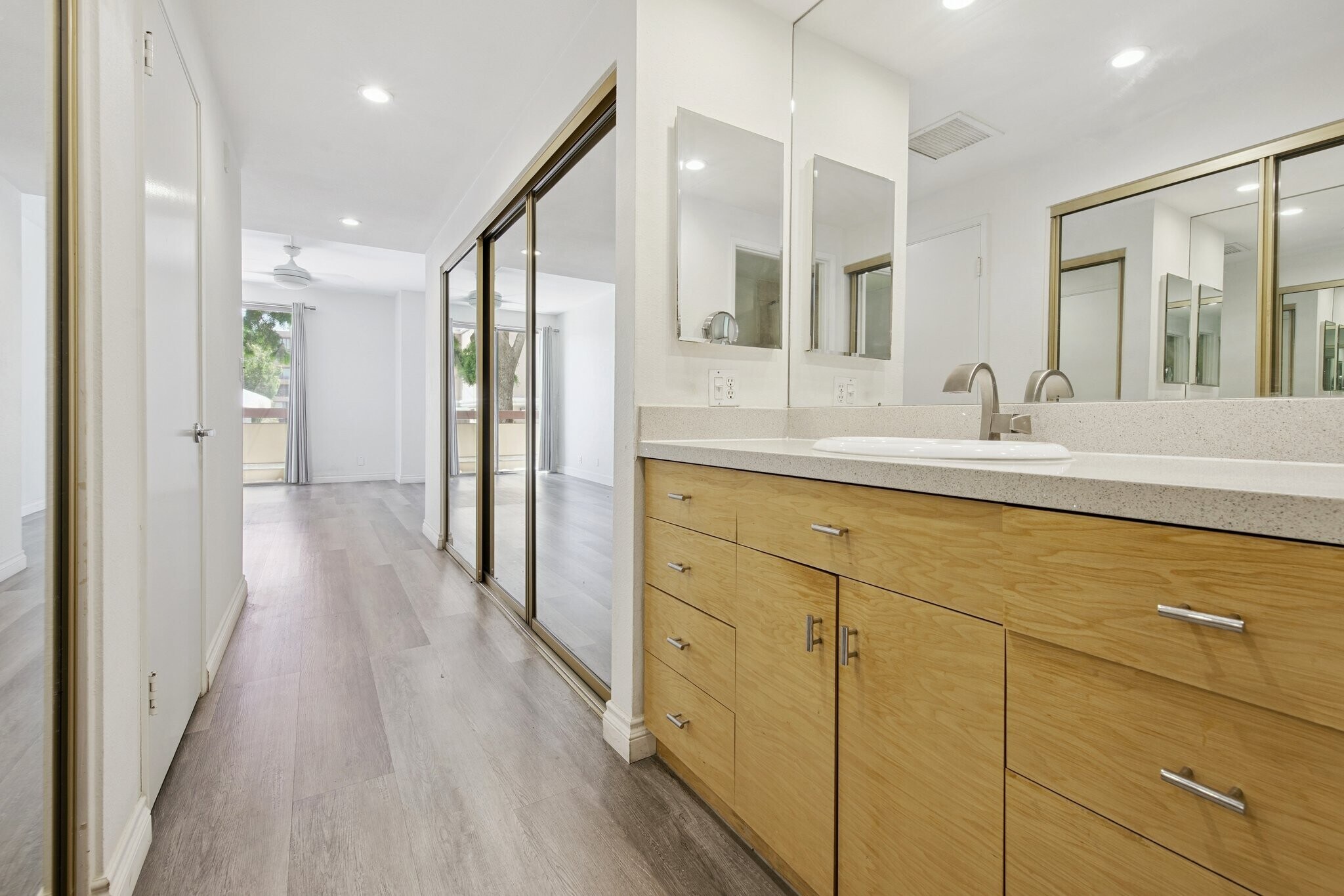 Building Photo - 321 S San Vicente Blvd