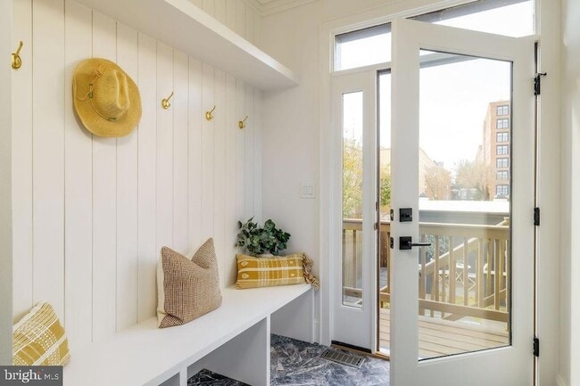 Building Photo - 2460 Ontario Rd NW