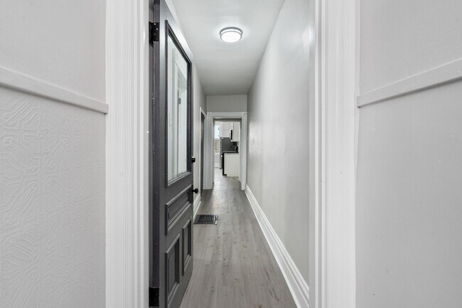 Building Photo - 3 bedroom 2 bath - newly updated, central air, GREAT LOCATION