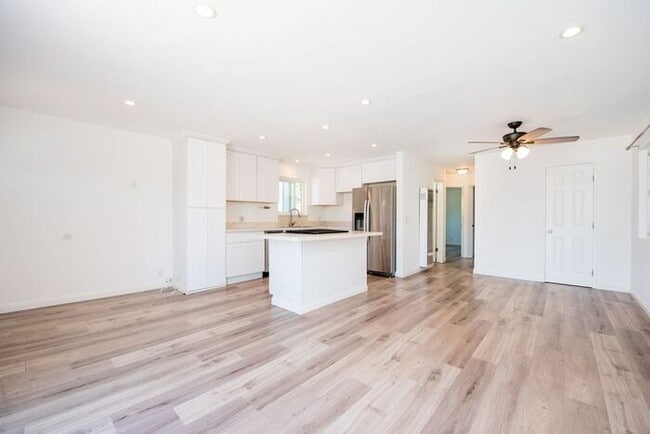 Building Photo - Charming Coastal Retreat - Newly Remodeled!