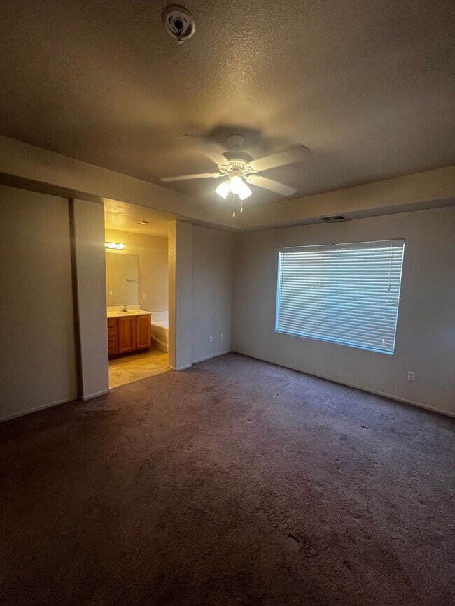 Building Photo - Beautiful Townhome in Gated Black Mountain Vistas (Henderson)