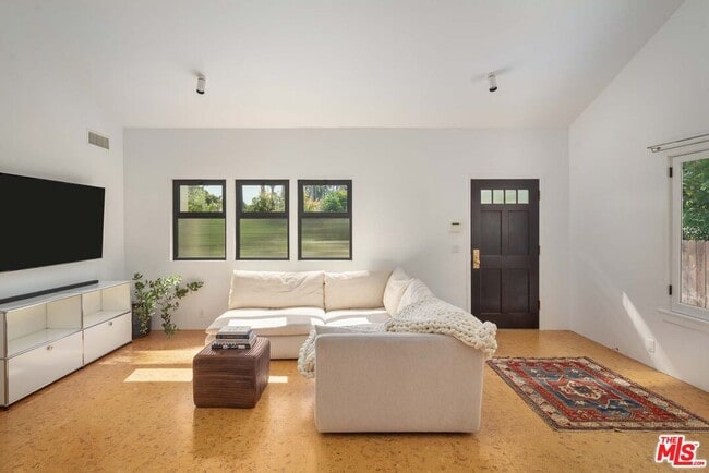 Building Photo - 630 N Alta Vista Blvd