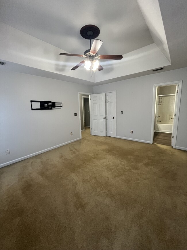 Building Photo - 217 Sarah Creek Ct