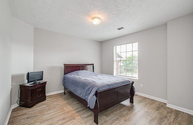 Building Photo - 3043 W Hampton Dr