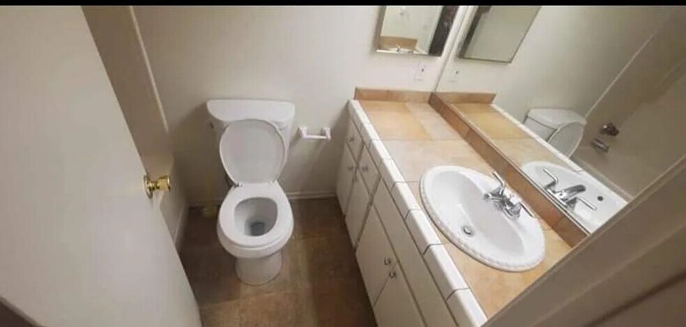 Building Photo - 3645 Country Oaks Loop