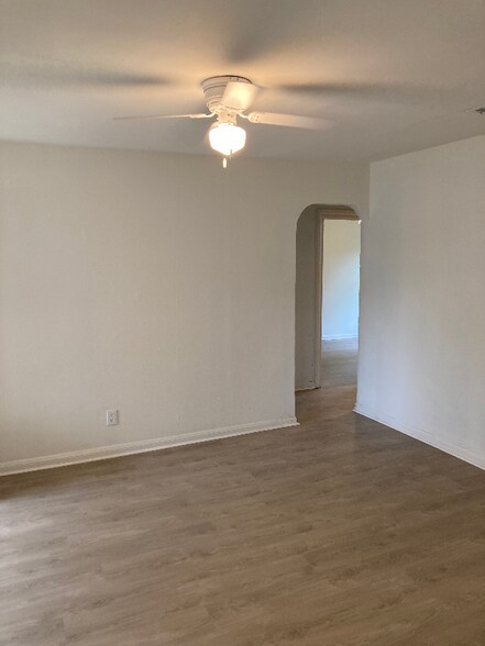 Building Photo - 10221 Silvercrest St