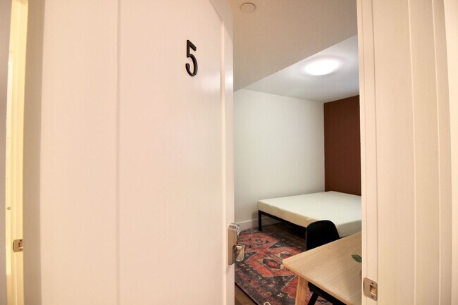 Building Photo - Huge 5 Bed each with their own Bathroom!