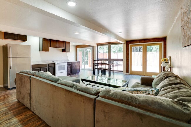 Building Photo - 5055 Old Dublin Rd