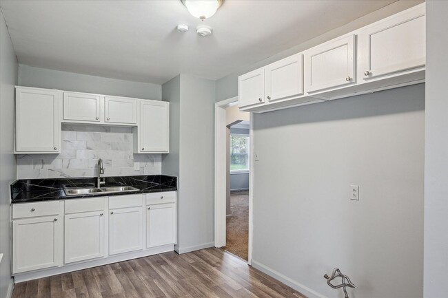 Building Photo - 2 bedroom