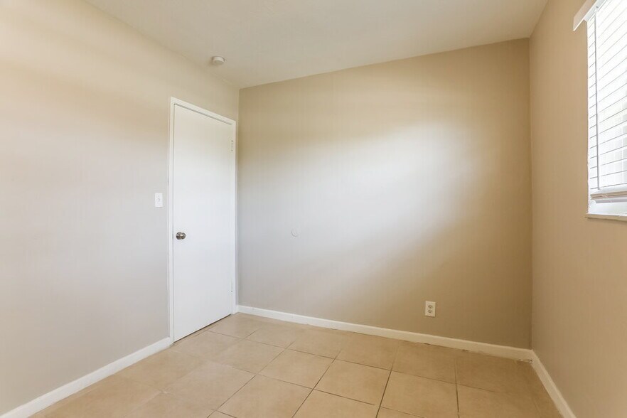 Building Photo - 1107 NW 15th Ct