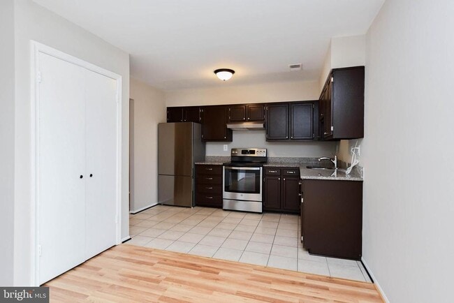 Building Photo - 15043 Cherrywood Dr