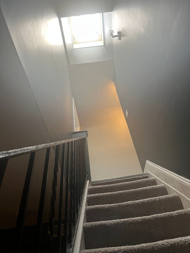 Building Photo - Spacious 3 bedroom 1.5 Bathroom Townhome