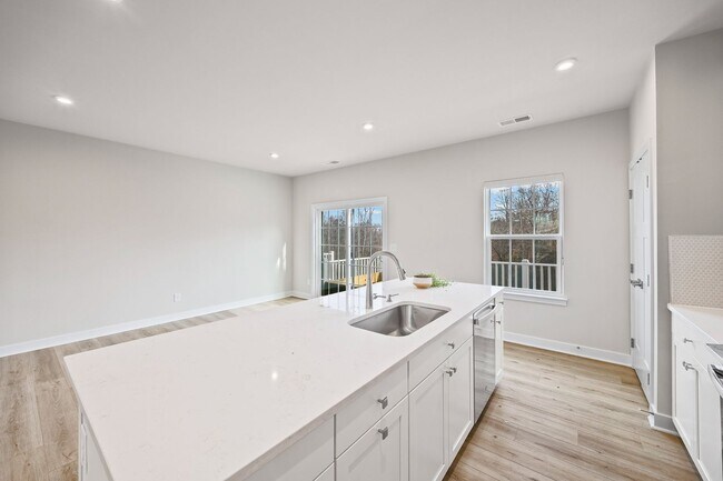 Building Photo - Like new 3-bed, 2.5 bath townhome in Cramerton Mills Parkway!