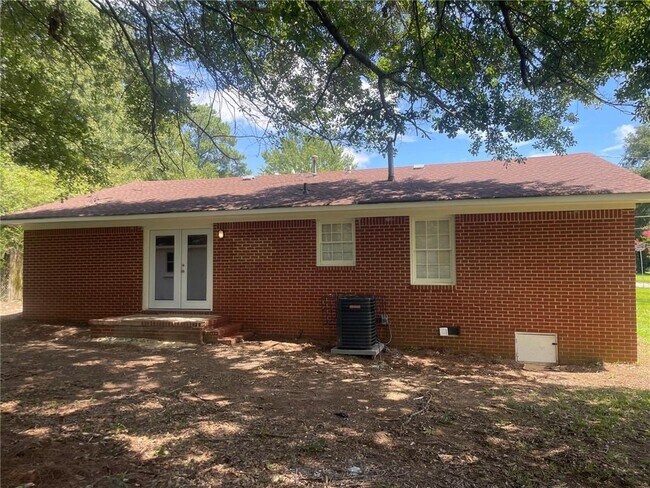 Building Photo - 246 Pinetree Cir