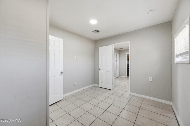 Building Photo - 5206 W Ocotillo Rd