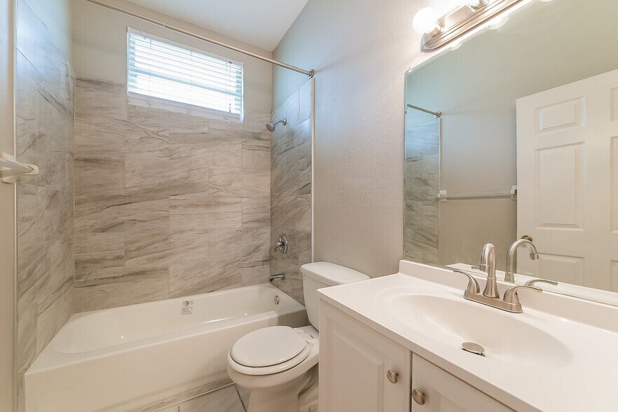 Building Photo - 944 Springwood Cir