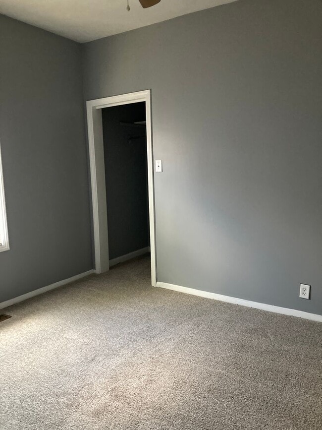 Building Photo - Nice 2 bedroom with fenced in back yard.