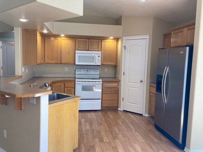 Building Photo - 928 N Middlemist Pl - Awesome Backyard, Go...