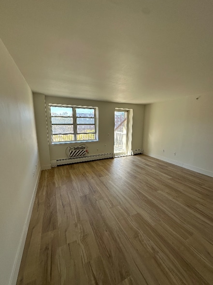 Building Photo - 2-21 Beach 80th St