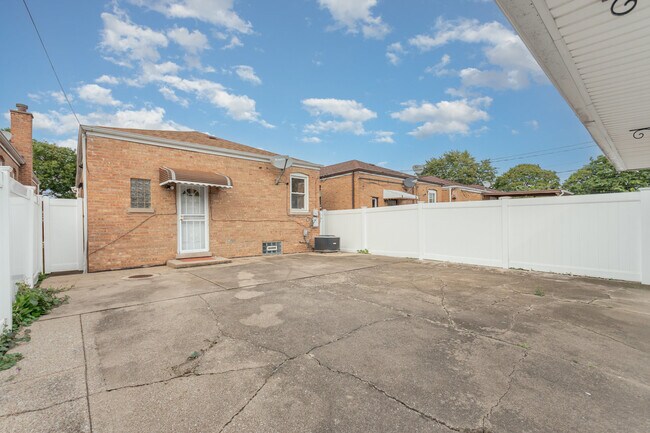 Building Photo - 3517 W 76th St