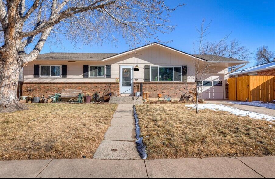 Outside of home, looking from street - 815 Kingsley Dr