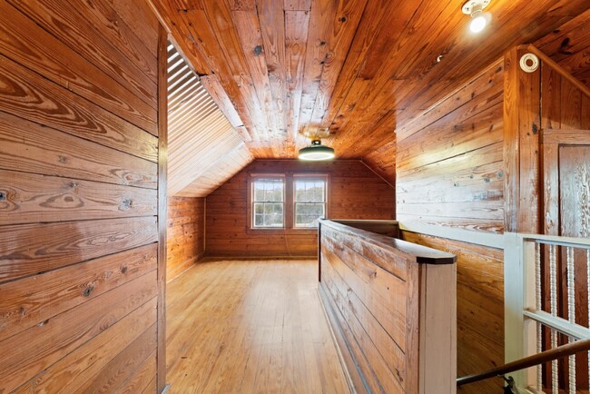 Building Photo - Updated 3-Bed, 2-Bath Home on Private Road...