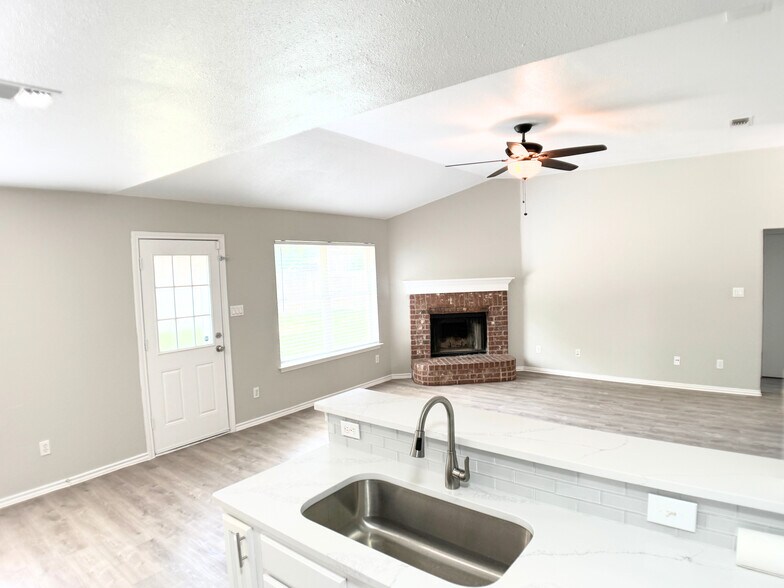 Building Photo - 3913 Periwinkle Dr