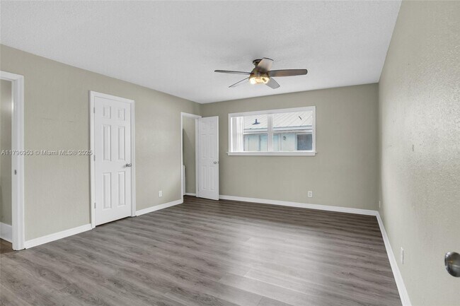 Building Photo - 588 Holly Dr
