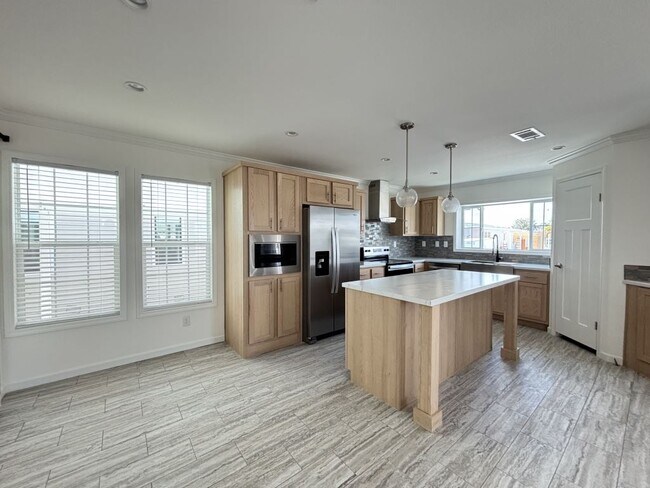 Building Photo - 7433 43rd Dr N