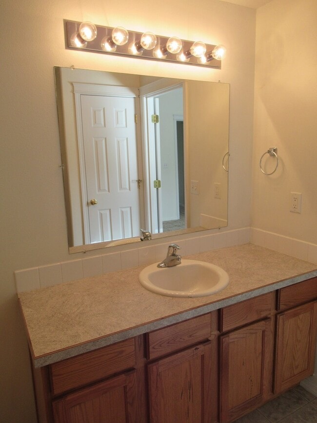 Building Photo - Three Bedroom Home in Independence